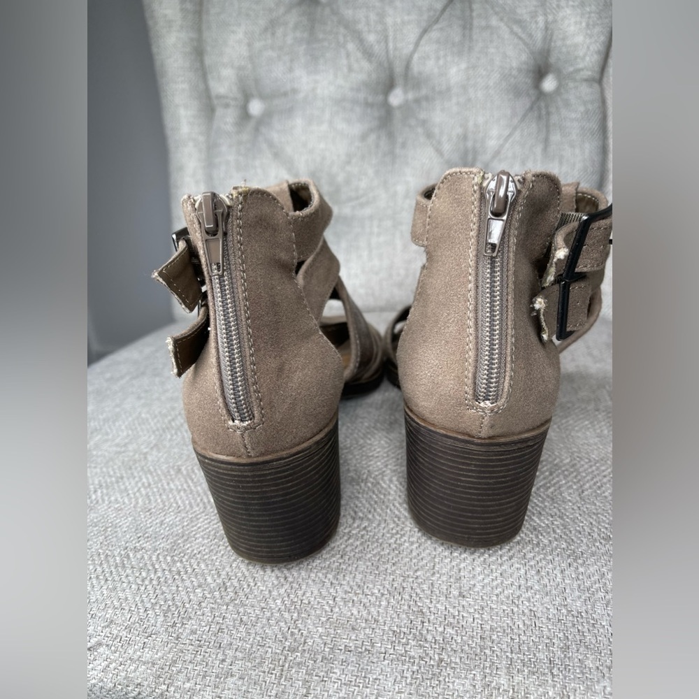 Rampage Brown Filagree Ankle Strap Sandal Heels Size 7.5 M Back Zip - Picture 3 of 4